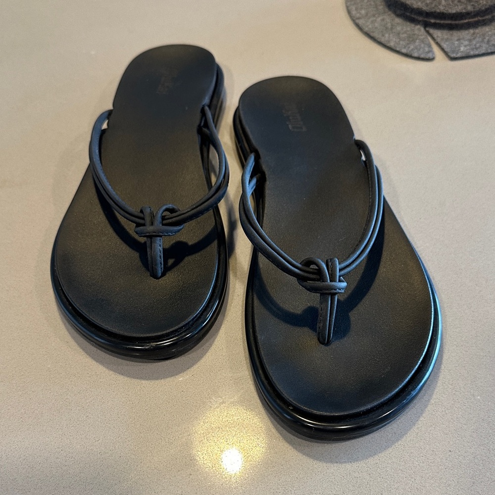 Minimalist OluKai Black Women's Sandals 9